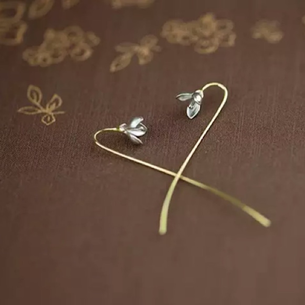 Minimalist Three Petal Flower Oriental Earrings - Picture 4 of 6